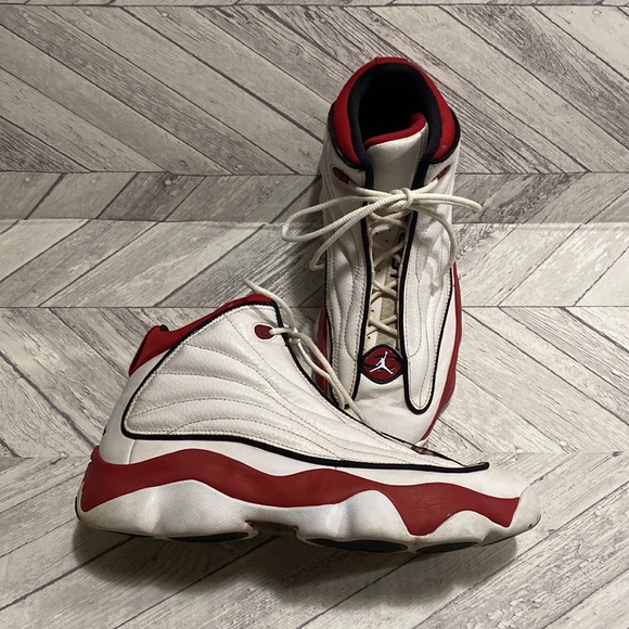 JORDAN PRO STRONG GS CHICAGO SIZE 7Y COLOR WHITE & RED GREAT CONDITION ✨ - Picture 1 of 8